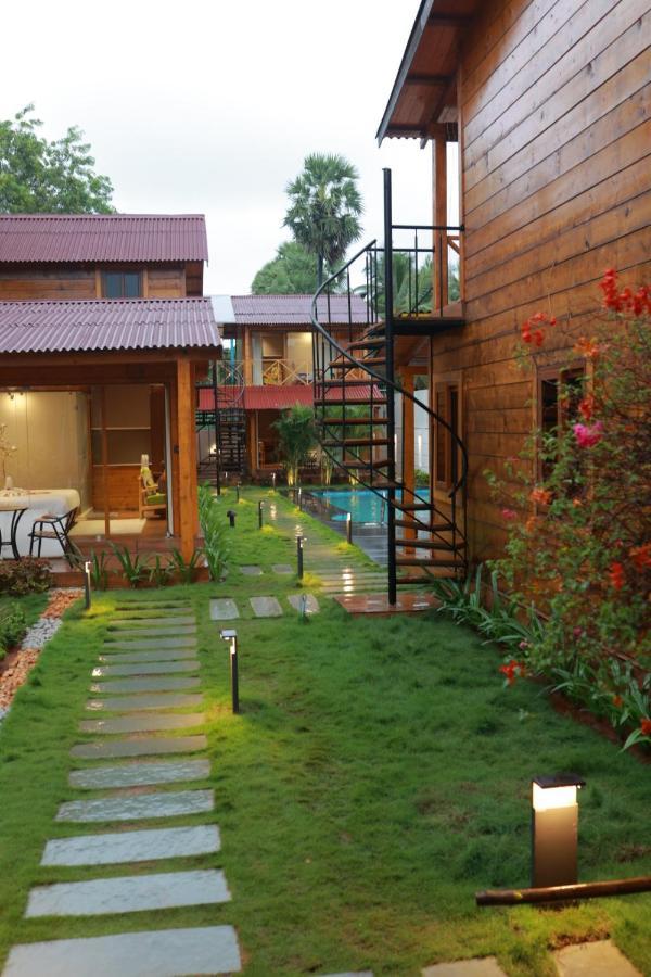 Wooden Ecr Sea Resort Puducherry Exterior foto